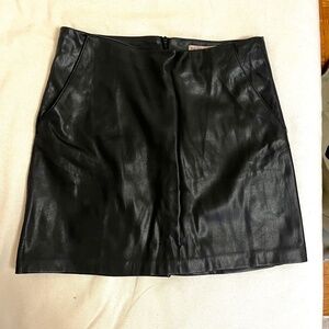Faux leather black mini skirt Pull & Bear size S